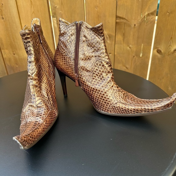 Vero Cuoio Funky pointy toed ankle boots. - Picture 5 of 6